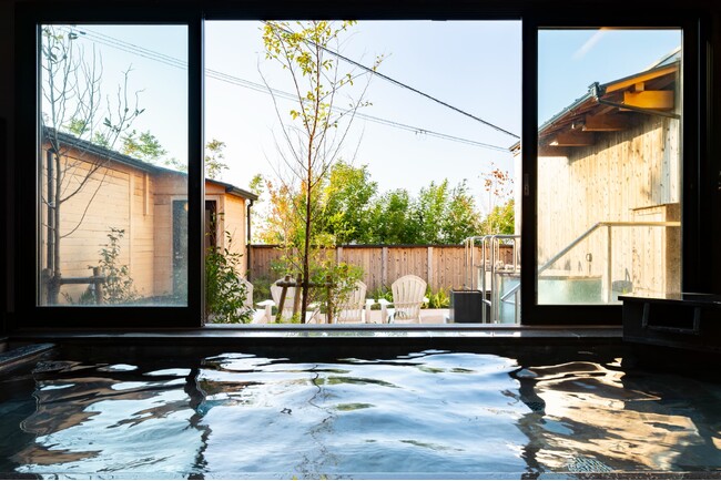 【リゾートグランピングドットコム　2月新規掲載】和歌山県白浜の高台に佇むコテージ。癒しの温泉・サウナで心身をリフレッシュする特別な時間「天空のリゾートコテージ四季の郷　遊楽」