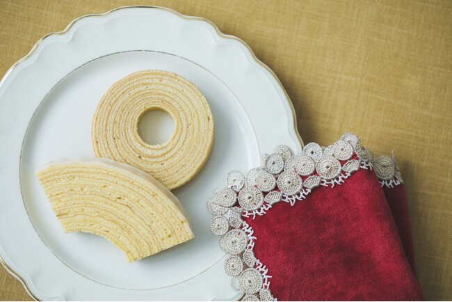 ユーハイム×近沢レース店　100年越え老舗コラボ2年目は新作2種の連続発売ビスケット柄＆バウムクーヘン柄タオルハンカチとお菓子のセット