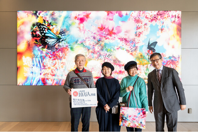 「蜷川実花展 with EiM:彼岸の光、此岸の影」来場者10万人突破セレモニー開催