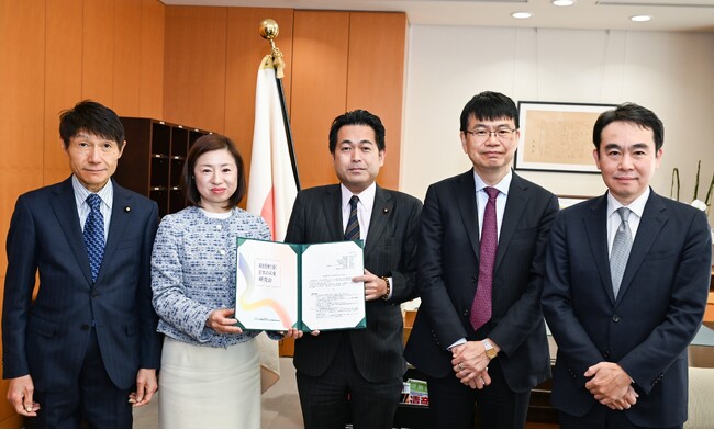 「再生医療で描く日本の未来」研究会が文部科学省に提言書を申し入れ、野中厚副大臣に手交。