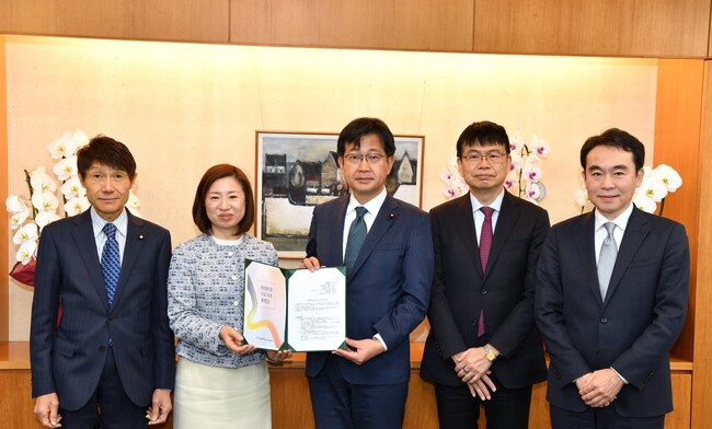 「再生医療で描く日本の未来」研究会が厚生労働省に提言書を申し入れ、仁木博文副大臣に手交。