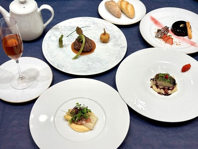 【明治記念館】“大切な記念日やお祝いの日の特別なディナー「アニバーサリーディナーコース」を提供開始！”　本館ラウンジ/ダイニング「kinkei」で非日常をお愉しみください