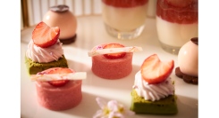 ほんのり桜色に染まった『桜と苺のアフタヌーンティー』『桜と苺のアペリティーボ』