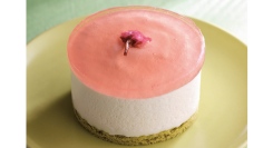 春を感じる見た目も可愛らしいスイーツ「さくら杏仁」「ベリー＆ホワイトムース」　エクセルシオール カフェで３月６日新発売