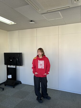 【取材風景をちょい見せ】女性プロレスラー・Sareeeが登場！「月刊スカパー！」2025年3月号が2月25日（火）に発売！