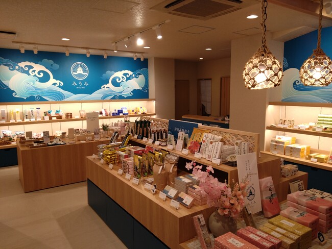 客室稼働率75％超え！伊豆・稲取温泉の絶景風呂と旬の海の幸が評判の宿「稲取東海ホテル湯苑」がお土産処をリニューアルオープン！心ときめくマリン調和モダンスタイルの新ショップ「みうみ」