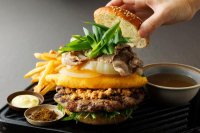 【コートヤード・バイ・マリオット 新大阪ステーション】 春限定グルメバーガーは大阪の「肉吸い」をハンバーガーに融合！ 「NIKUSUI & BEEF DELUXE BURGER」を発売
