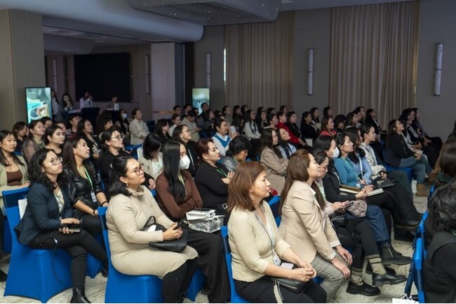 ホワイトニングや歯のクリーニングなどのサービスを全国296の加盟歯科医院で展開するホワイトエッセンス、モンゴルで、ホワイトニング材および照射器の輸出を開始