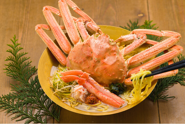 ズワイガニまるごと使用！大迫力×超贅沢なカニラーメンが食べ放題メニューに追加！【すし酒場 FUJIYAMA TOKYO 秋葉原本店】
