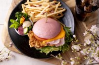 【 コートヤード・バイ・マリオット 白馬】郷土料理“山賊焼き”を春らしく味わうグルメバーガー「桜香る山賊焼きバーガー」を発売
