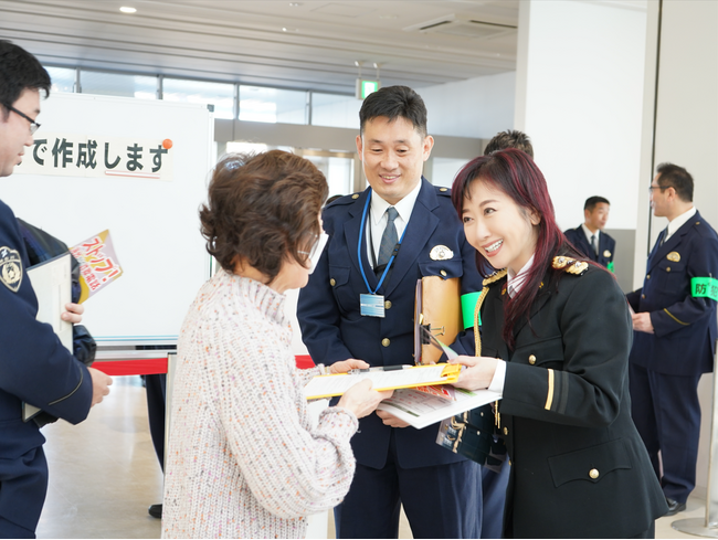 「詐欺の電話を止める手続は、簡単・無料です」伍代 夏子 特別防犯支援官、神奈川県警免許センターで国際電話の利用休止を呼びかけ