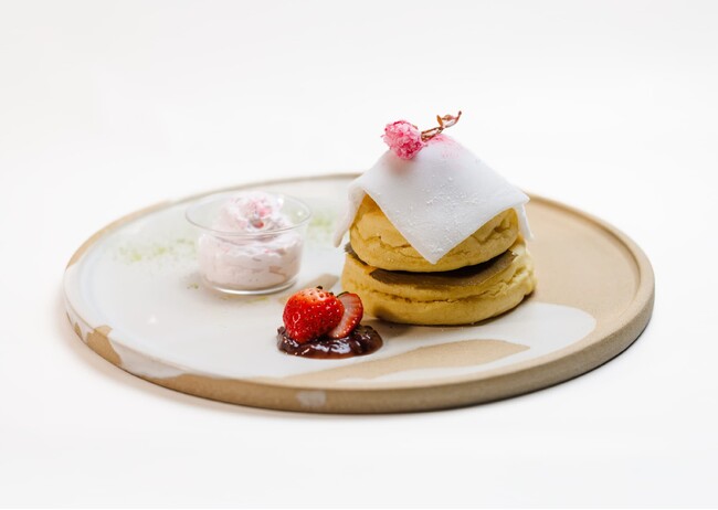 桜もち風ヴィーガン＆グルテンフリーのパンケーキなど桜＆イチゴづくしの春限定メニューが登場