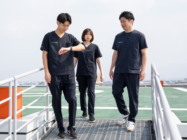 スーツに見える作業着「WWS」、法人導入数2100社突破!済生会福岡総合病院・済生会加須病院のユニフォームに採用