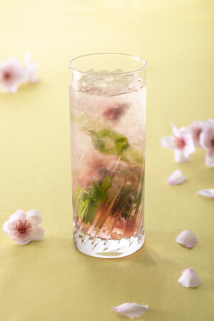 【リーガロイヤルホテル京都】甘く香る桜に紫蘇の爽やかさが調和した和風モヒート「春宵一刻」バー グラナダにて販売