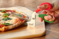 ピザをハサミで切り分ける？！映えるイタリアンカラーで新登場「ののじ　Pizzaハサミ(グリーン／レッド)」　2025年3月24日(月)より販売開始