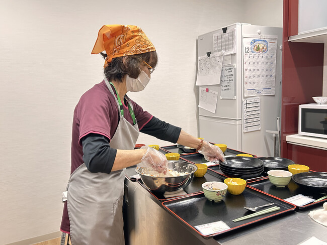 本市が実施する「おためし」就労事業を通じて、元気なシニア8人が介護分野で継続雇用につながりました
