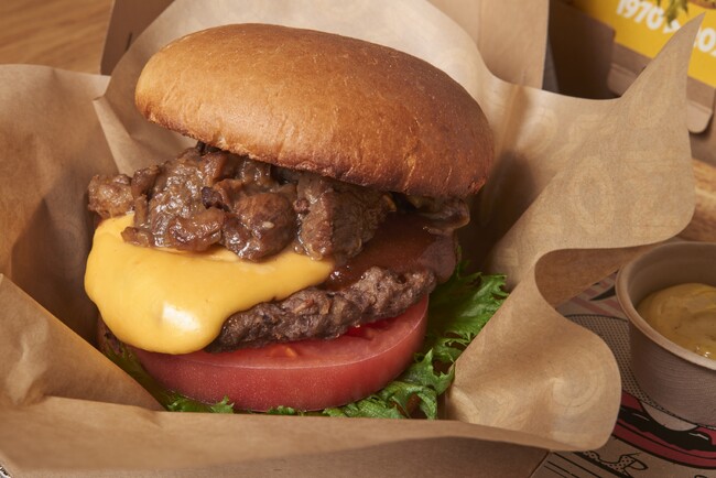 【OMO7大阪】「1970年に流行した洋食文化」×「なにわグルメ」がテーマの新感覚メニュー「OMOどてやきバーガーセット」と「OMOお好みドック」を期間限定で提供