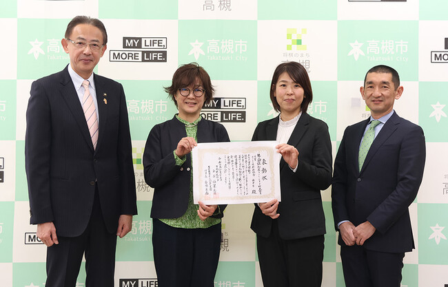 高槻市のデイサービス事業所が「認知症とともに生きるまち大賞」受賞を市長に報告