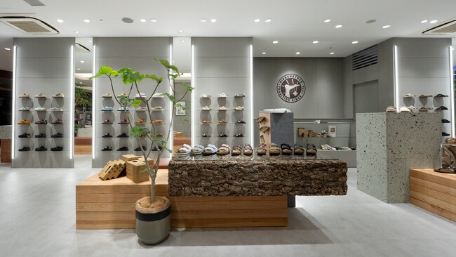 BIRKENSTOCKがマーケットに対する取組みを強化し、アミュプラザ博多店を装い新たにオープン