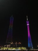 ライトアップしたタワーとドローンで表現した双子のタワー