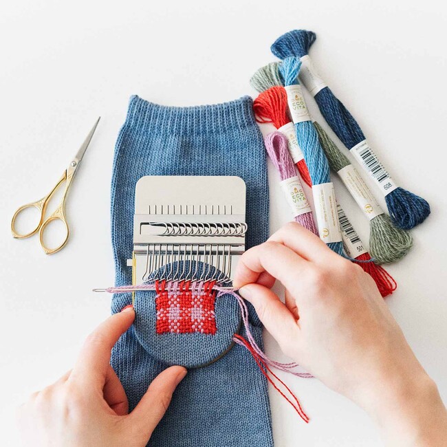 手づくりキットの「クチュリエ」はハンドメイドでサステナビリティに注目。大切な衣服をリメイクできるオリジナル織り物キット『ダーニングを楽しむ　ウィービングサンプラー』を新発売