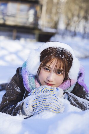 ファースト写真集にして全てを魅せる――人気急上昇中の女性声優・夏吉ゆうこの全力がここに