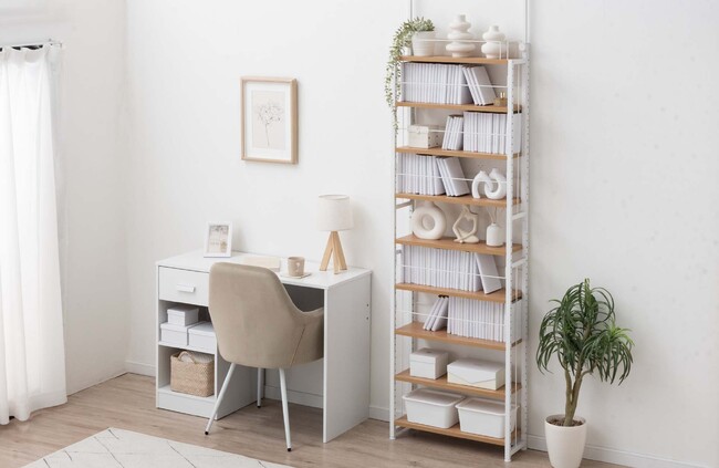 【新生活準備】“コンパクトスリムで大容量”な本棚発売突っ張り式＆落下防止バー仕様で安定性アップ