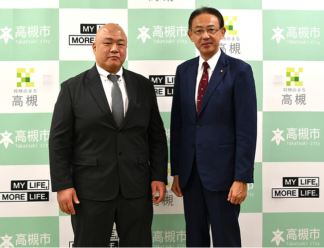 大相撲大阪場所を前に藤島部屋の元大関武双山・藤島親方が高槻市役所を訪問