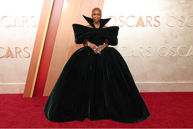 【ルイ・ヴィトン】シンシア・エリヴォ、第97回アカデミー賞授賞式にルイ・ヴィトンを着用