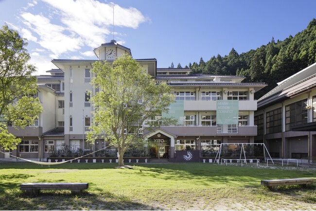 【奈良県下市町産の高野槇の香りを感じ、魅力を知る】移動式蒸留ラボによる天然アロマの蒸留イベントを開催