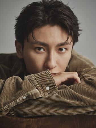 與真司郎フォトエッセイの発売が決定！カミングアウト前の人生とその後を赤裸々に明かすノンフィクションエッセイに