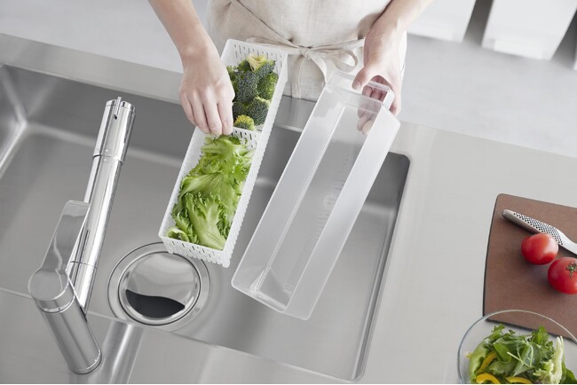 野菜や果物の水切りができる保存容器や、カチューシャを収納できるホルダーなど、新商品が発売になりました。