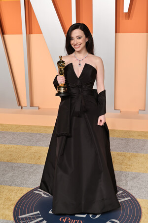 【DIOR】ヴァニティ・フェア オスカーパーティーでマイキー・マディソンが纏ったドレスのサヴォワールフェールを公開