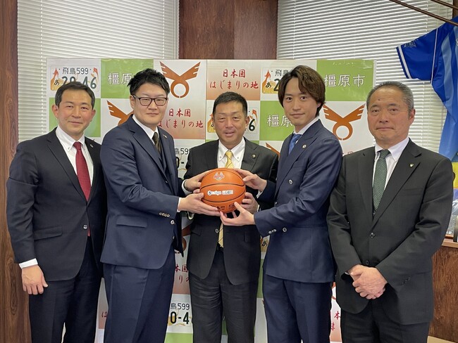 株式会社sign様より橿原市立畝傍北小学校および同市立白橿小学校へバスケットボールが寄贈されました