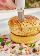 表面をブリュレする演出をお客様の目の前でお届け 表面をブリュレする演出をお客様の目の前でお届け