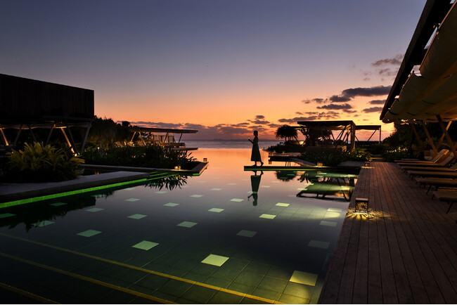 【星のや沖縄】星空や三線の音色に癒される「宵涼みナイトプール」今年はスプーンカクテルを新たに提供