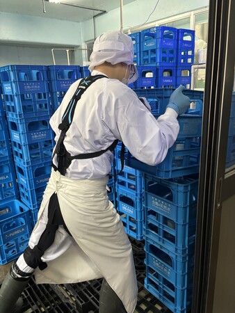 合馬天然水が導入したアシストスーツで腰の負担を35%軽減(※1)