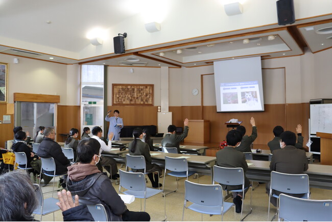 メガネのZoff「目の健康」を啓発する出張授業～山梨県小菅村立小菅中学校の全校生徒14名、保護者、教職員を対象に実施～