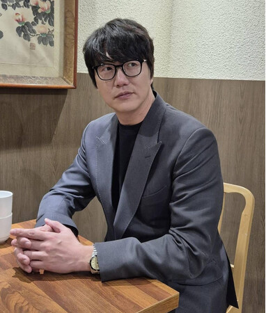 松重豊さんとはじめたグルメ番組が日本/韓国で大人気で注目を集めている「バラードの皇帝」ソン・シギョンの連載が日本でスタート！