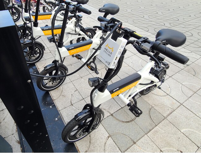 東京都「e-モビリティ等利活用促進事業」で採択されたことに伴うHELLO CYCLINGへのチャージャーステーションの設置および同ステーション対応「特定小型原動機付自転車」の導入