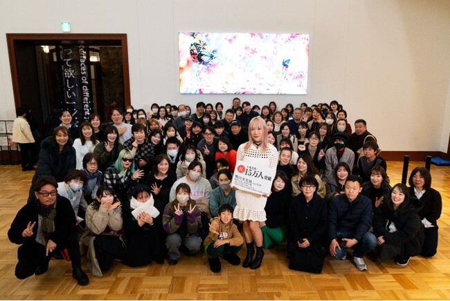 「蜷川実花展 with EiM：彼岸の光、此岸の影」３月５日(水)に来場者が１５万人突破し、蜷川実花がセレモニーに登場