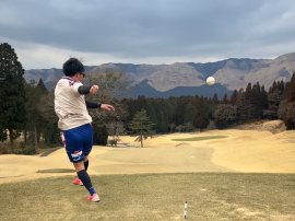 雄大な景色でボールを蹴る 雄大な景色でボールを蹴る