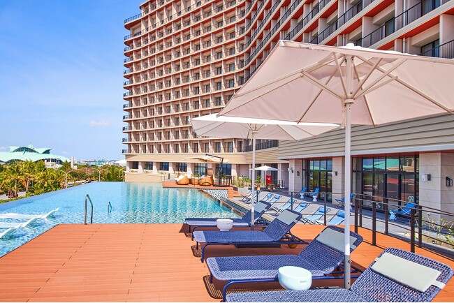 【沖縄プリンスホテル オーシャンビューぎのわん】開業 3 周年を記念し、特別な宿泊プランとレストランメニューをご用意。多彩なイベントも開催