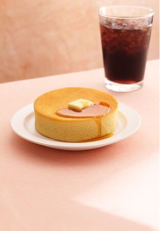 【MOS】「モスバーガー＆カフェ」限定で販売していたスイーツが、ついにモスバーガー店舗に登場！「ふんわりスフレパンケーキ＜メープルシロップ＞」