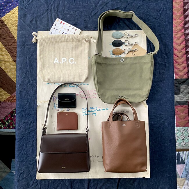 ＜A.P.C.＞2025年春夏アクセサリーコレクションにフォーカスした「A.P.C. アクセサリー」3月17日(月)より開催。
