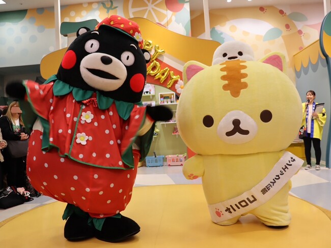 サンエックス広報の「コロニャ」がくまモンの誕生日イベントに登場！サンエックス制作のくまモンぬいぐるみ第1号をくまモンにお届けしました