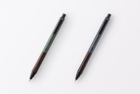 芯が回ってトガりつづけるシャープ『クルトガ』から初の木製グリップ軸　木のぬくもりと精緻なメタルが調和したモデル
 『KURUTOGA Wood』3月21日（金）より順次店頭展開開始