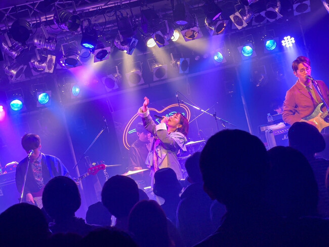 「フレンズ × ANTIQUA」がライブで爆発的人気！Z世代のファッションアイコンとして話題沸騰