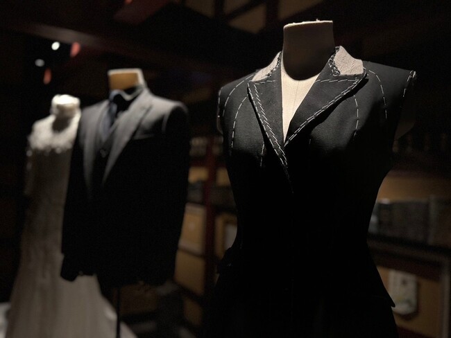 オリジナルの生地をテーラリング技術で貼り合わせ、独自の人体構造学に基づいたオートクチュールを制作する高松太一郎の個展を開催します。