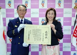 感謝状贈呈の様子(左:横山校長、右:宇於崎) 感謝状贈呈の様子(左:横山校長、右:宇於崎)